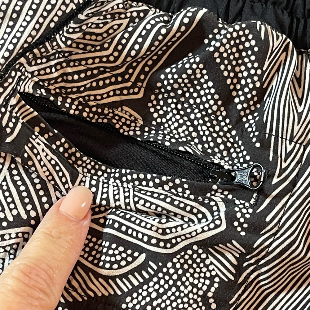 Lululemon Hotty Hot 2" Running Shorts Womens Dottie Tribe White Black Sz 10 - Picture 9 of 11